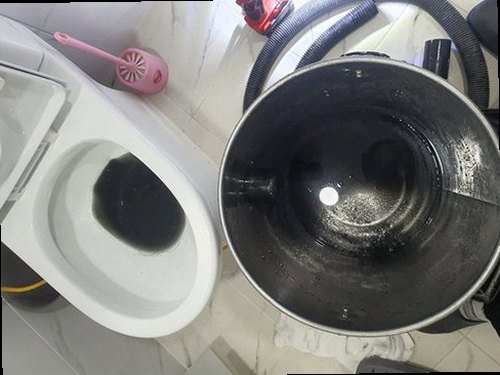 권선구 하수구막힘 배수 상태를 확인하고 안전한 점검 절차를 진행하는 모습