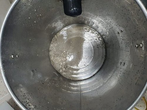 권선구 하수구막힘 상가 주방 배수구 주변의 물 고임과 배수 상태를 확인하는 모습