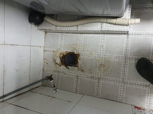 권선구 하수구막힘 배수구 주변에 물이 고이고 배수 상태를 확인하는 현장 모습